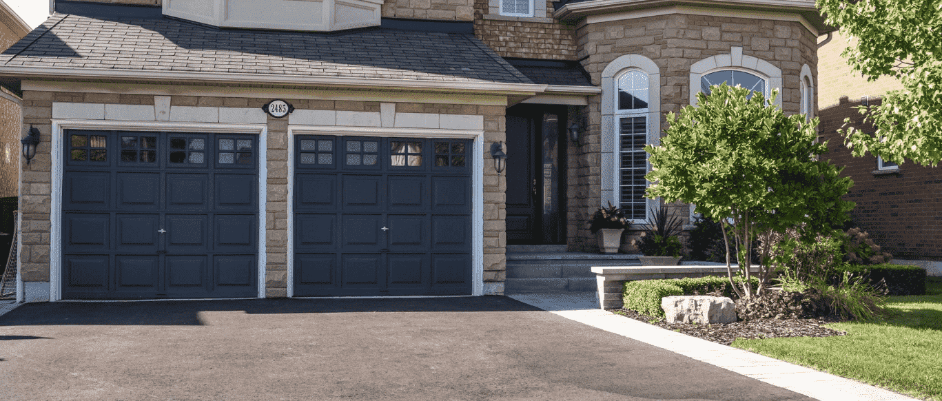 Interlocking-Patios-Driveways-Burloak-Landscaping-Creating-Inviting-Outdoor-Spaces-through-Artistic-Designs-Landscaping-Business-in-Oakville-Canada-1-min